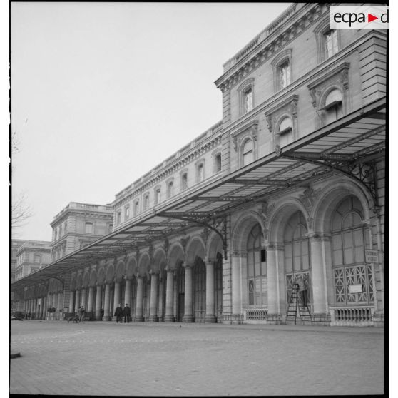 La façade de la gare de l'Est est photographiée en plan général.