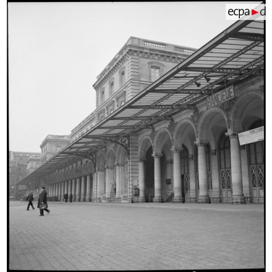La façade de la gare de l'Est est photographiée en plan général.