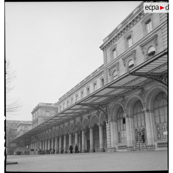 La façade de la gare de l'Est est photographiée en plan général.