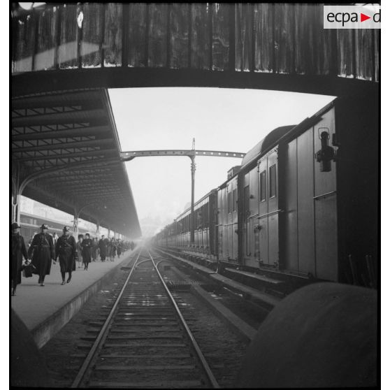 Plan général d'un quai et d'une voie ferrée de la gare de l'Est.