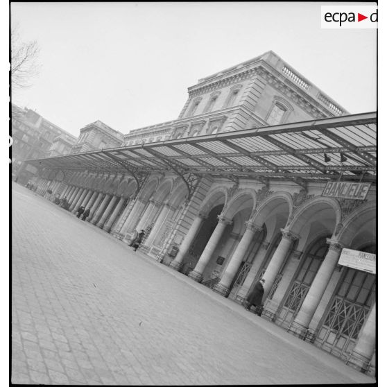 La façade de la gare de l'Est est photographiée en plan général.