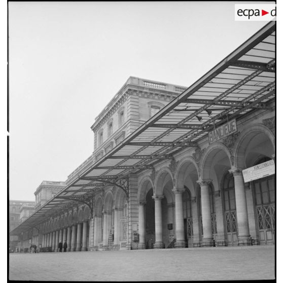 La façade de la gare de l'Est est photographiée en plan général.