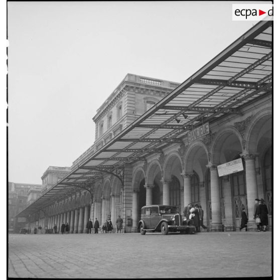 La façade de la gare de l'Est est photographiée en plan général.