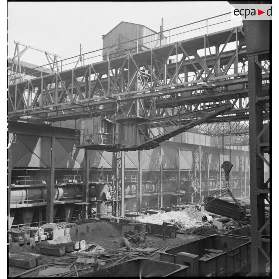 Plan général d'une grue portique à l'extérieur de l'usine.