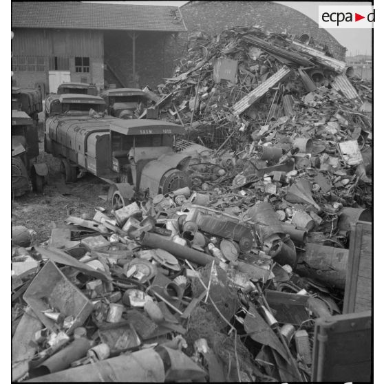 Plan général d'un amoncellement de ferraille à l'extérieur de l'usine.