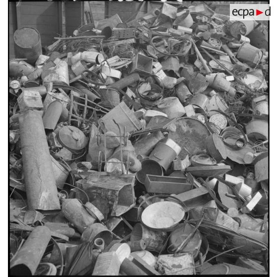 Plan général d'un amoncellement de ferraille à l'extérieur de l'usine.