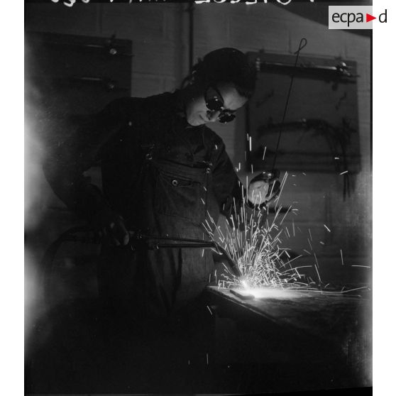 Un apprenti s'exerce à la soudure.<br>