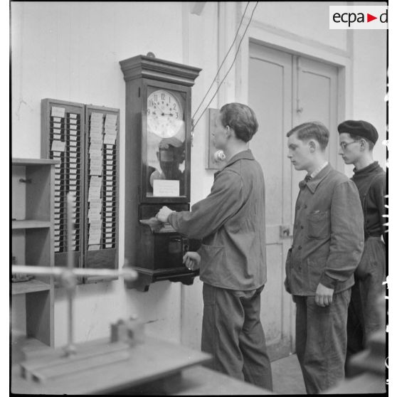 Des élèves apprentis de la cartoucherie de Vincennes pointent.