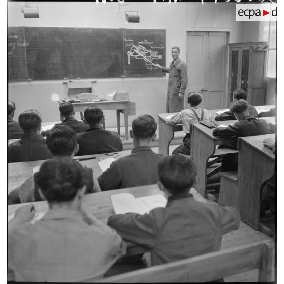 Plan général d'une salle de classe où étudient des apprentis de la cartoucherie de Vincennes.