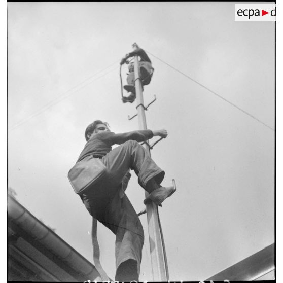 Un élève apprenti de Sevran est photographié alors qu'il grimpe sur un poteau éléctrique.