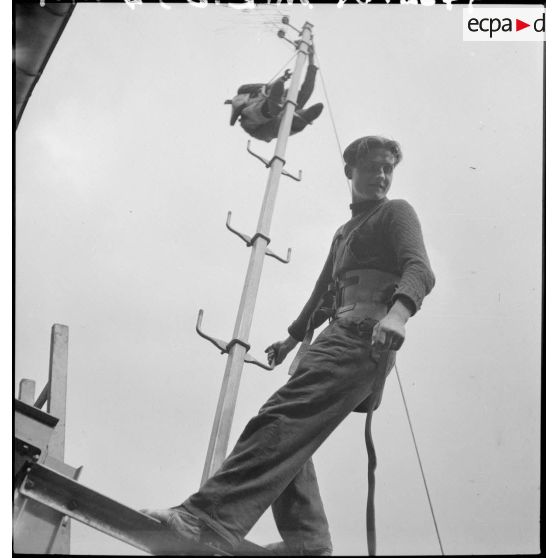 Un élève apprenti de Sevran est photographié alors qu'il grimpe sur un poteau éléctrique.