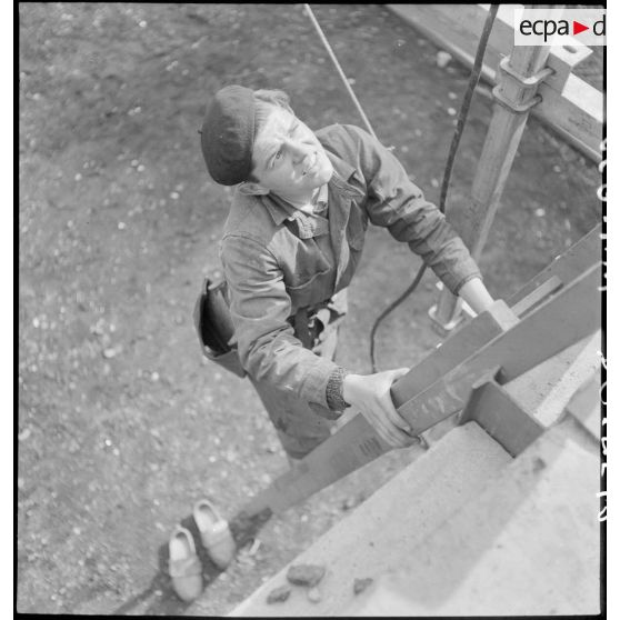 Un élève apprenti de Sevran est photographié alors qu'il grimpe sur un poteau éléctrique.