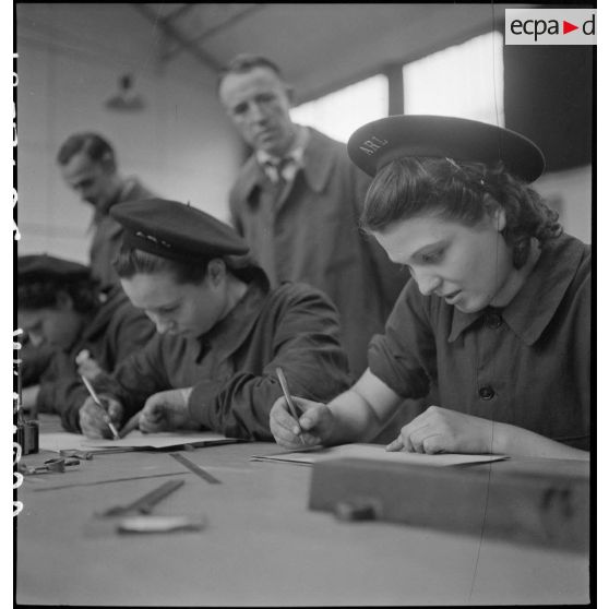 Photographie de groupe d'élèves féminines qui travaillent en atelier.