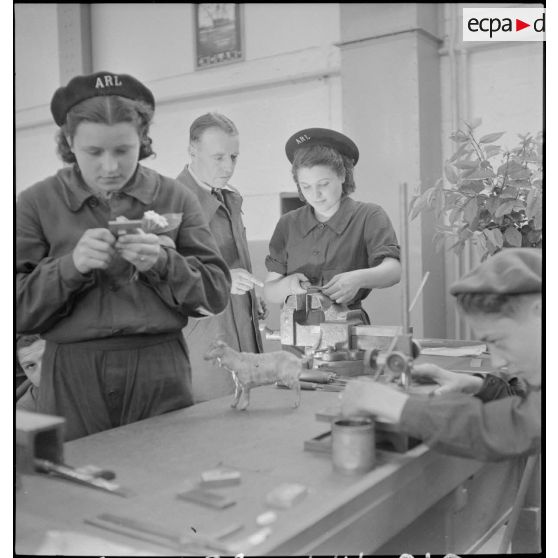 Photographie de groupe d'élèves féminines qui travaillent en atelier.