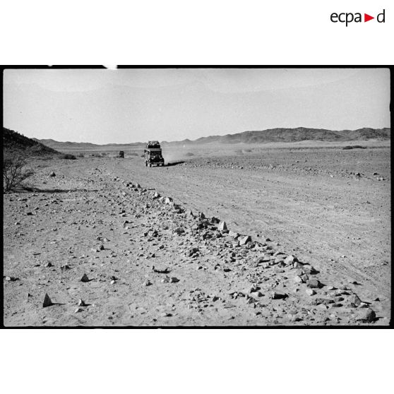 Un véhicule qui transporte des pèlerins vers la Mecque se déplace sur une piste entre Djeddah et Médine.