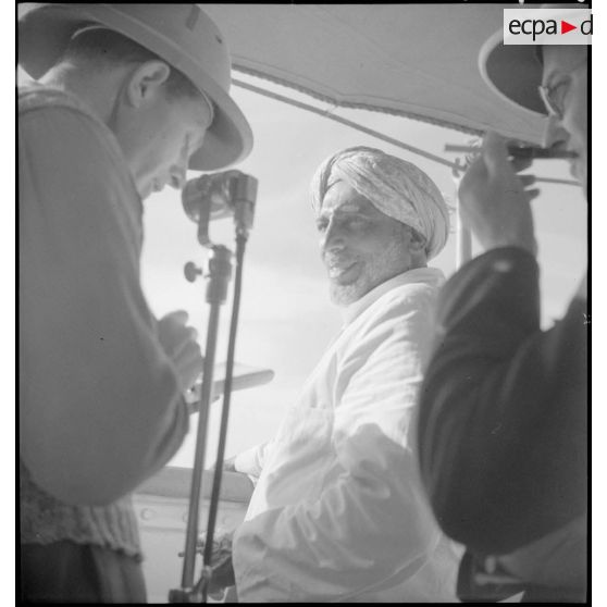 Photographie de groupe de pèlerins à bord du paquebot "Gouverneur général Gueydon" qui transporte les pèlerins vers la Mecque.