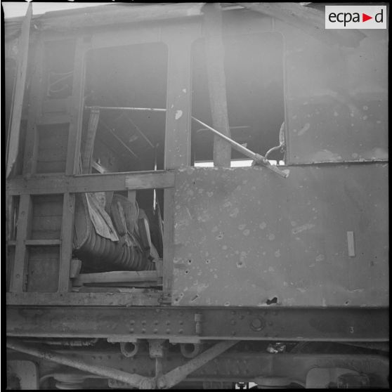 Plan rapproché d'un wagon de chemin de fer touché par un bombardement allemand.
