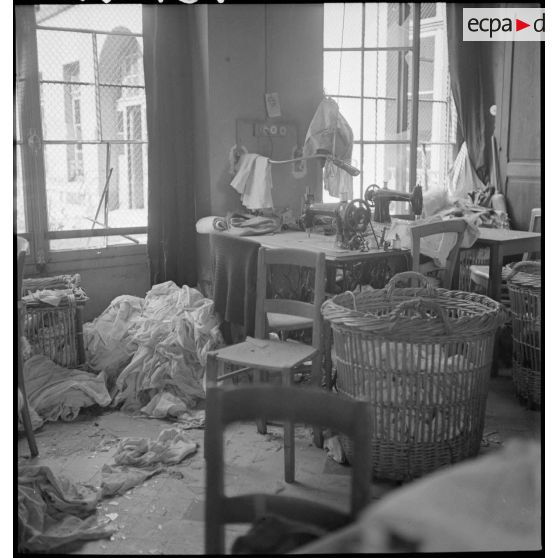 Plan moyen d'une buanderie d'un hôpital touchée par un bombardement allemand.