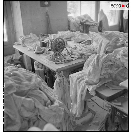 Plan moyen d'une buanderie d'un hôpital touchée par un bombardement allemand.