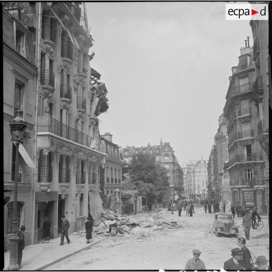 Plan général d'une rue et des immeubles aux alentours touchés par un bombardement allemand.