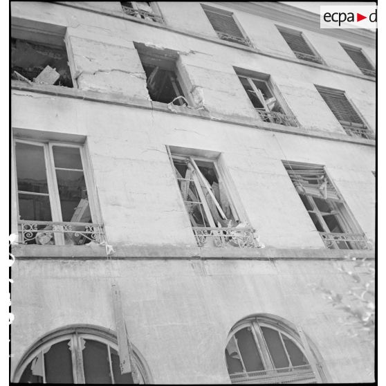 Plan général d'une façade d'immeuble touché par un bombardement allemand.