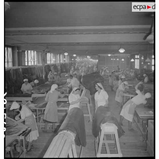 Plan général d'un atelier du Bon Marché où des ouvrières confectionnent des vêtements contre l'ypérite.