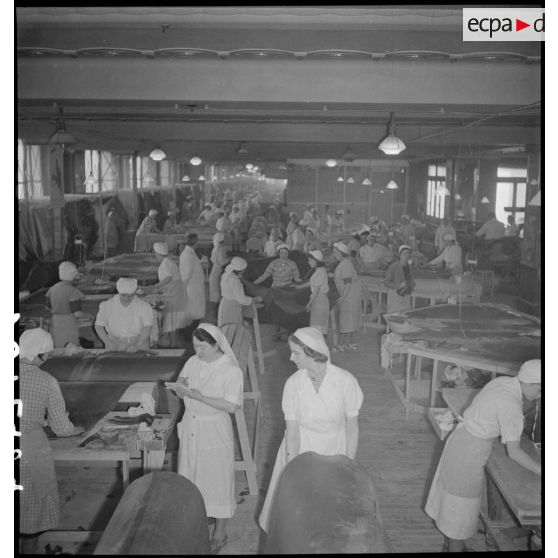 Plan général d'un atelier du Bon Marché où des ouvrières confectionnent des vêtements contre l'ypérite.