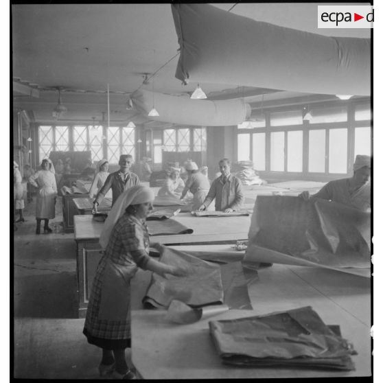 Plan général d'un atelier du Bon Marché où des ouvrières confectionnent des vêtements contre l'ypérite.