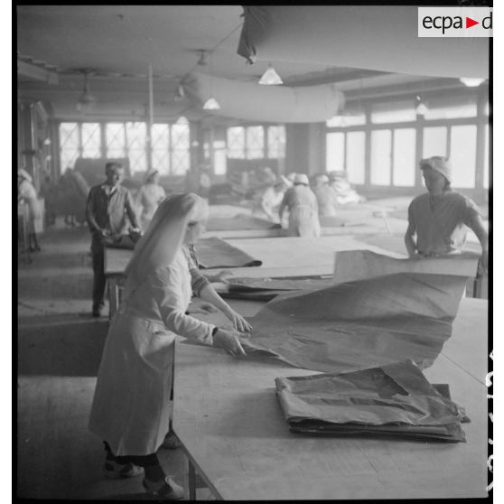 Plan général d'un atelier du Bon Marché où des ouvrières confectionnent des vêtements contre l'ypérite.