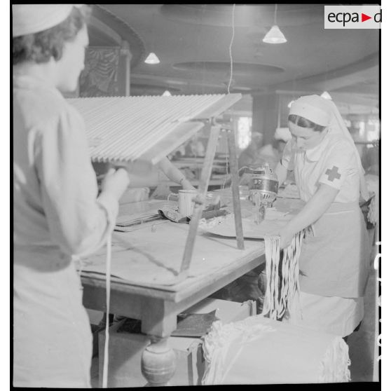 Plan général d'un atelier du Bon Marché où des ouvrières confectionnent des vêtements contre l'ypérite.