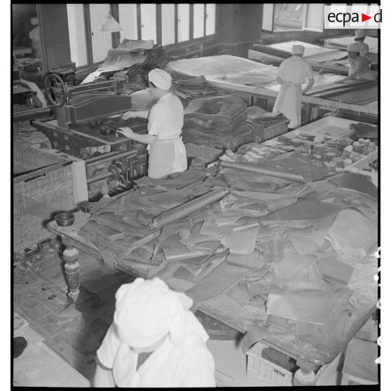 Plan général d'un atelier du Bon Marché où des ouvrières confectionnent des vêtements contre l'ypérite.