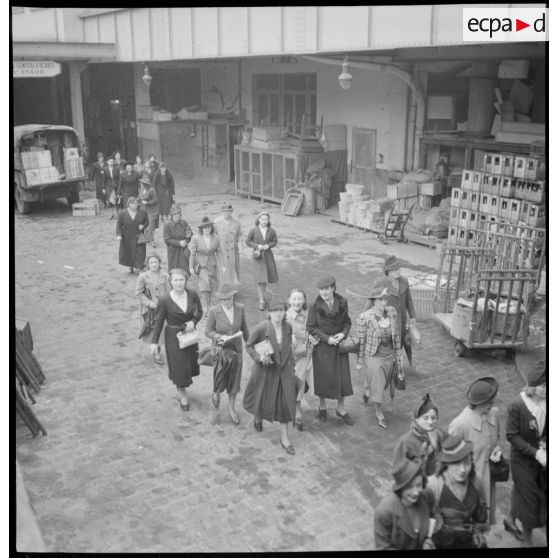Photographie de groupe des ouvrières à la sortie des ateliers du Bon Marché.