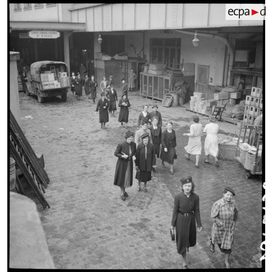 Photographie de groupe des ouvrières à la sortie des ateliers du Bon Marché.