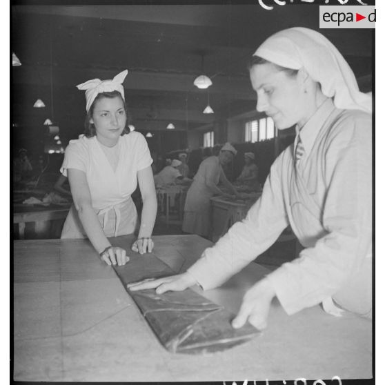 Dans un atelier du Bon Marché des ouvrières confectionnent des vêtements contre les gaz de combat.