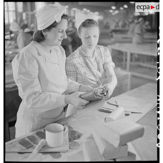 Dans un atelier du Bon Marché des ouvrières confectionnent des vêtements contre les gaz de combat.