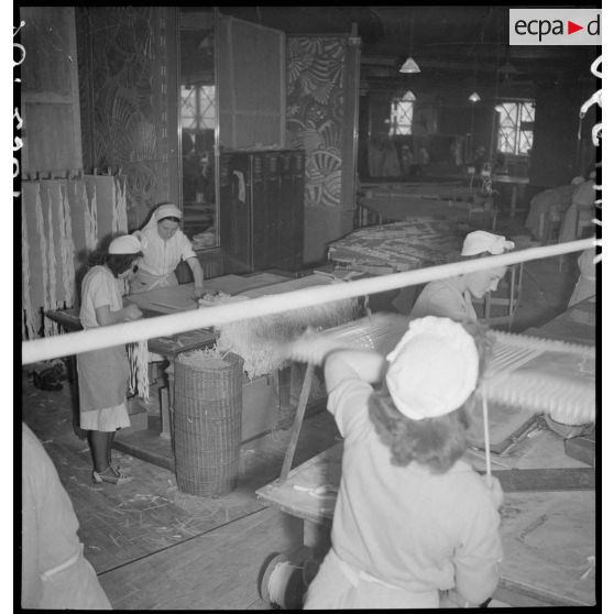 Dans un atelier du Bon Marché des ouvrières confectionnent des vêtements contre les gaz de combat.