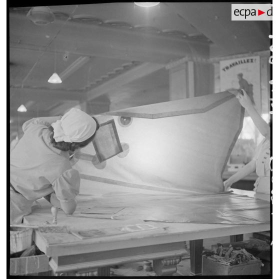 Dans un atelier du Bon Marché des ouvrières confectionnent des vêtements contre les gaz de combat.