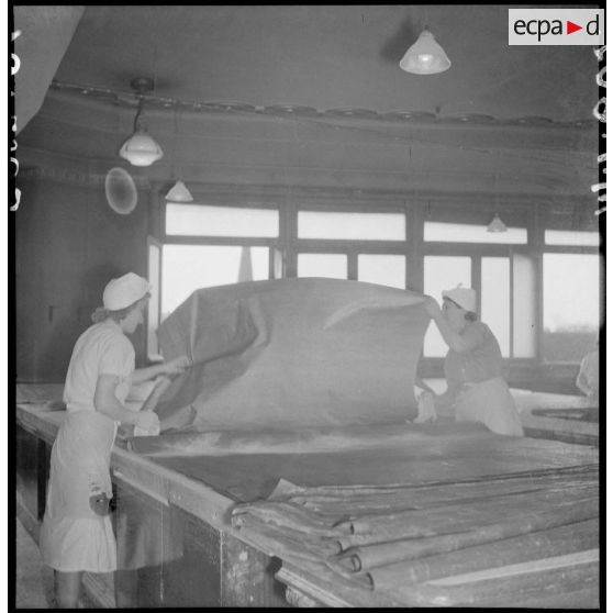 Dans un atelier du Bon Marché des ouvrières confectionnent des vêtements contre les gaz de combat.