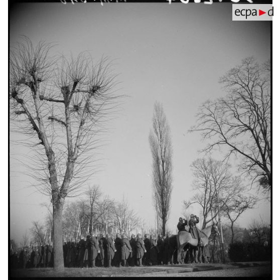 Plan général de la cérémonie : les soldats présentent les armes.