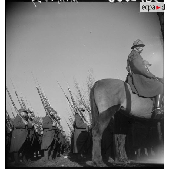 Plan moyen de soldats qui défilent.