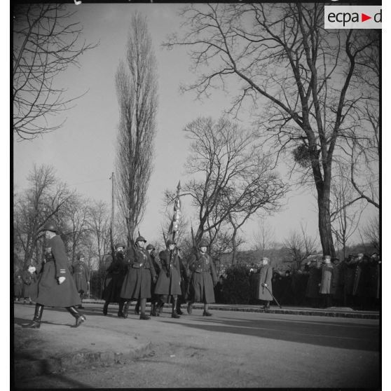 Plan général de soldats qui défilent.