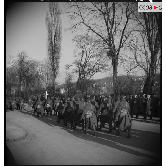 Plan général de soldats qui défilent.