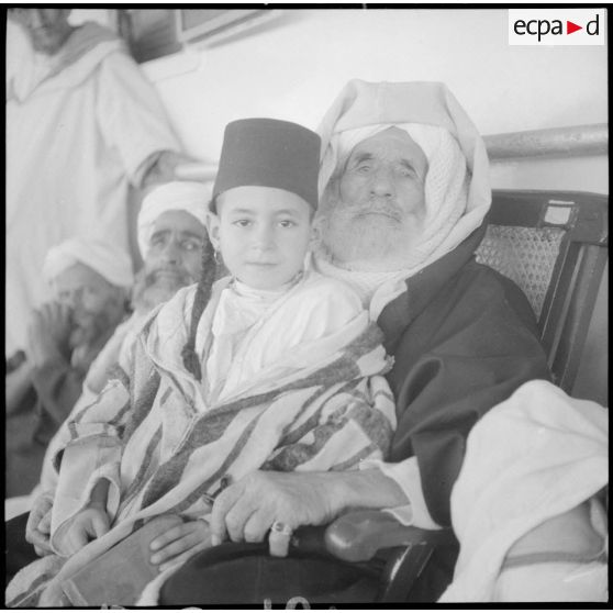 Portrait de groupe d'un pélerin et d'un enfant en pélerinage pour La Mecque.