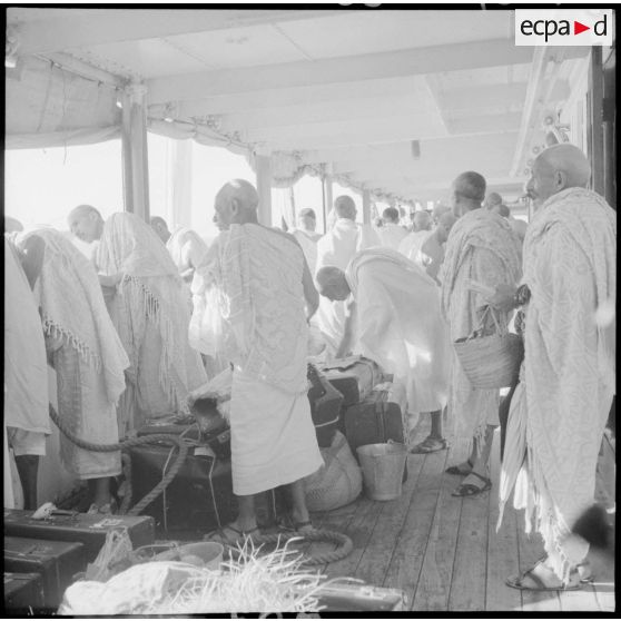 A Djeddah les pélerins s'apprêtent à débarquer du bateau.