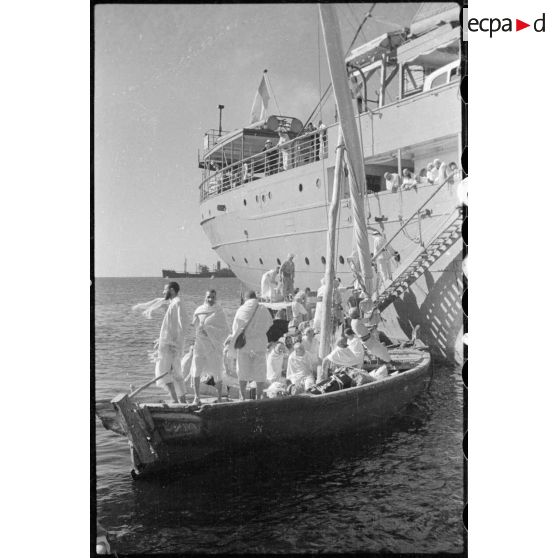 A Djeddah les pélerins en tenue d'irham débarquent du bateau.