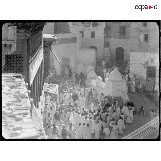 Plan général de la foule des pélerins dans une rue de La Mecque.