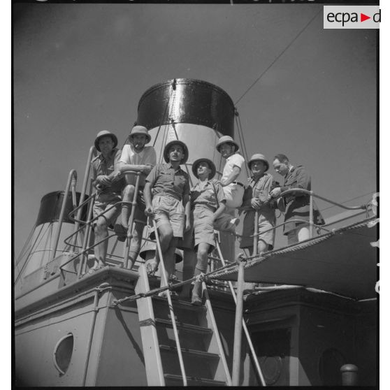 A bord du bateau, photographie de groupe des hommes qui ont accompagnés le pélerinage.