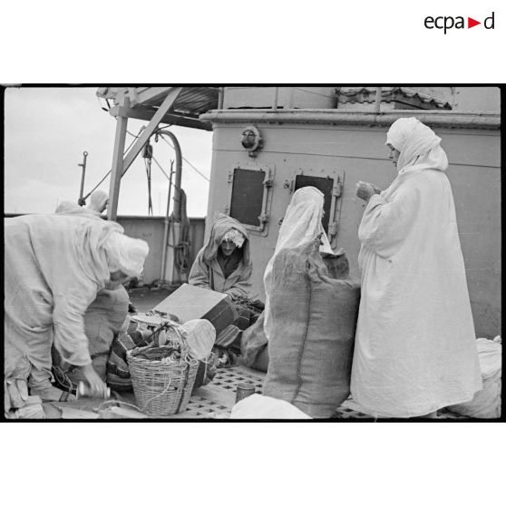 Photographie de groupe de pélerins sur le bateau "Gouverneur général Gueydon".