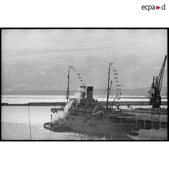 Le "Gouverneur général Gueydon" est photographié en plan général dans le port d'Alger.
