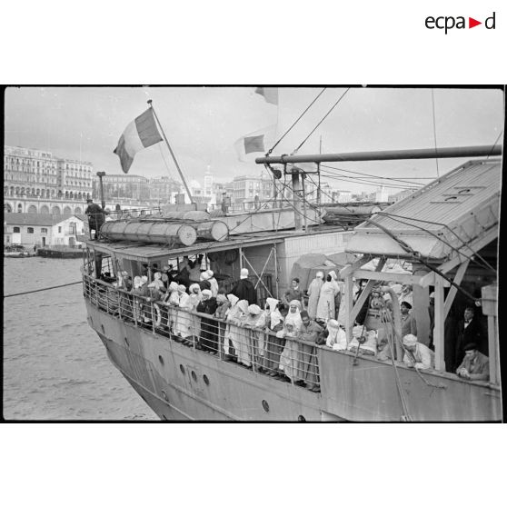 Plan général des pélerins accoudés au bastingage du "Gouverneur général Gueydon" qui accoste au port d'Alger.